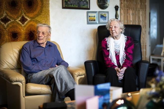 Erkki Malmi piti vaimonsa Laura Malmin virallista omaishoitajuutta ainoana vaihtoehtona. Harrastuksillekin jää aikaa. Hän laulaa Härmän veteraanikuorossa. KUVAT: MATTI HAUTALAHTI