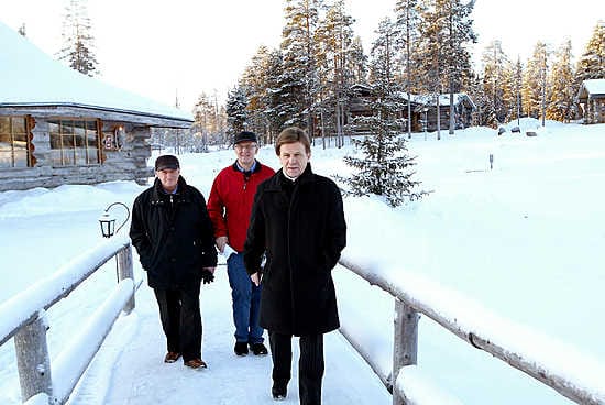 Elinkeinoministeri Mauri Pekkarinen lähti yrittäjien tilaisuudesta Reijo Ronkaisen (vas) ja kansanedustaja Tuomo Hännisen saattelemana.