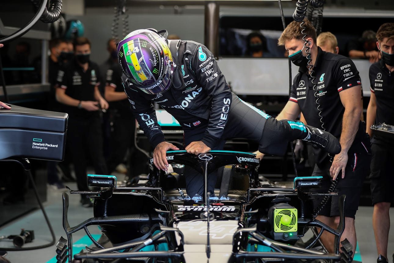 Lewis Hamiltonin auto joutui tuomariston tutkintaan.