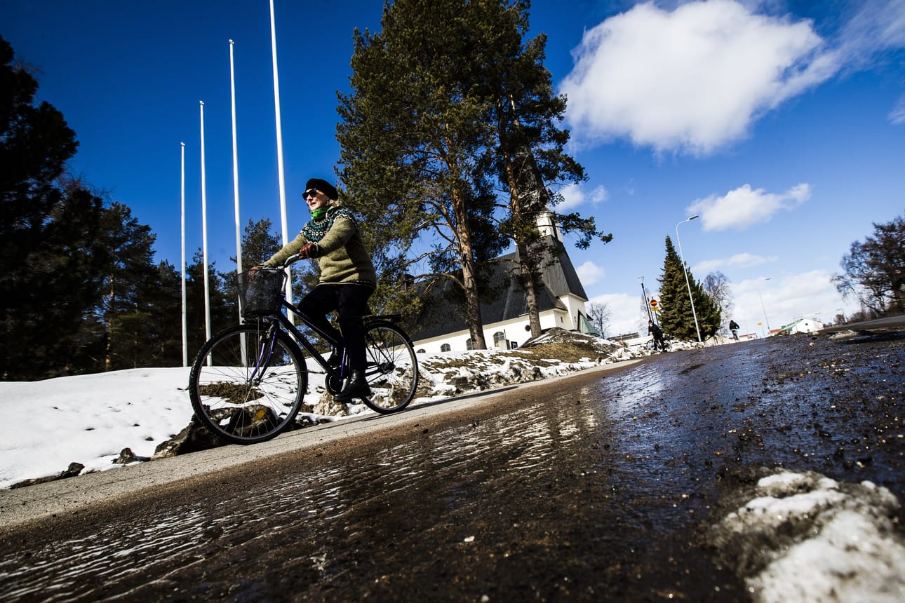 Kuiva ja aurinkoinen kevätsää jatkuu Lapissa loppuviikon. Viikonloppuna lämpötila voi nousta Etelä- ja Keski-Lapissa yli kymmeneen asteeseen. Sää on huhtikuuksi keskimääräistä lämpimämpi. Yöpakkaset jatkuvat yhä ja ne hidastavat lumien sulamista.