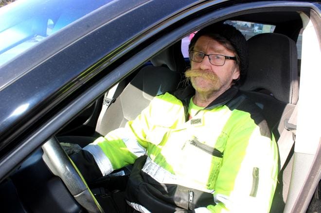 Suden Ohrikylässä läheltä nähnyt Atle Partanen kuvailee eläintä kesyn tuntuiseksi. Hän toivoo, että sen kaatamiseksi haetaan poikkeuslupa. KUVAT: LOTTA KALLIO