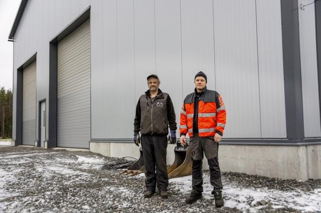 Kalervo (vas.) ja Rauli Myllymäki kertoivat, että uuden hallin valmistuttua korjaamotoimintaa voidaan kehittää ja laajentaa. He ovat myös isä ja poika. KUVA: AARRE LÖYTÖMÄKI