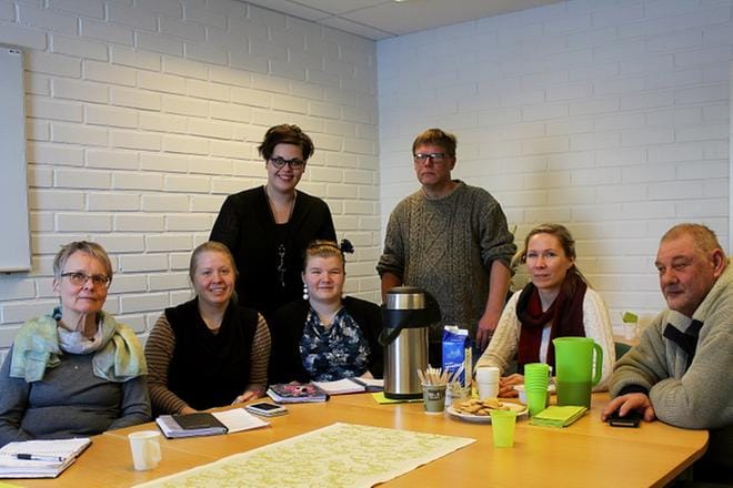 Leena-Marja Rengon (vas.), Maria Palttalan, Anne Jutilan, Mari Takamaan, Simo Aaramaan, Jenni Koivumäen (takana) ja Harri Mölsän aivoriihessä aloiteltiin teemapäivän suunnittelua. KUVA: PÄIVI KULTALAHTI