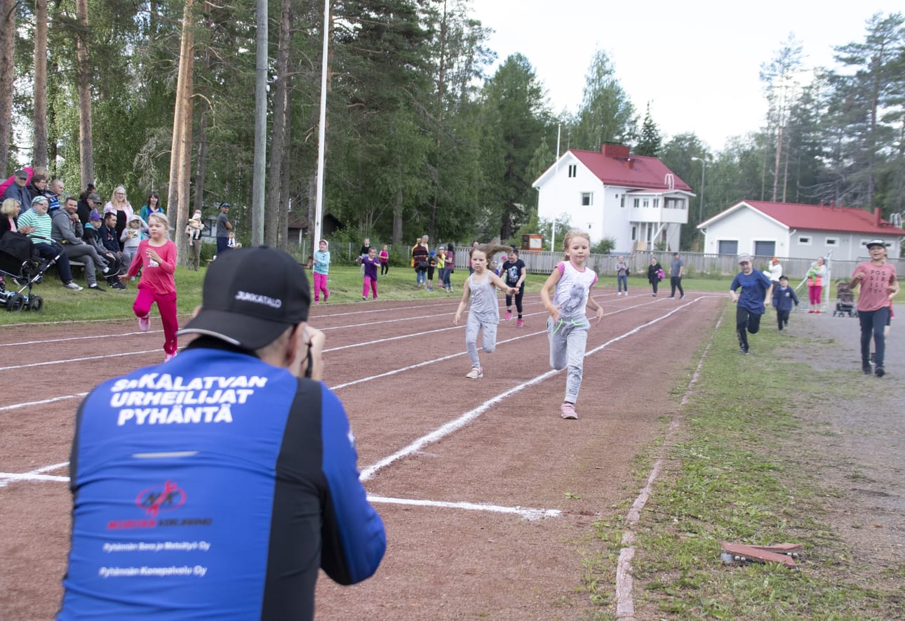 Siikalatvan Urheilijoita valmentava Keijo Makkonen kuvasi 7-vuotiaiden tyttöjen juoksua, jossa isää kohti kipitti Viivi-tytär.