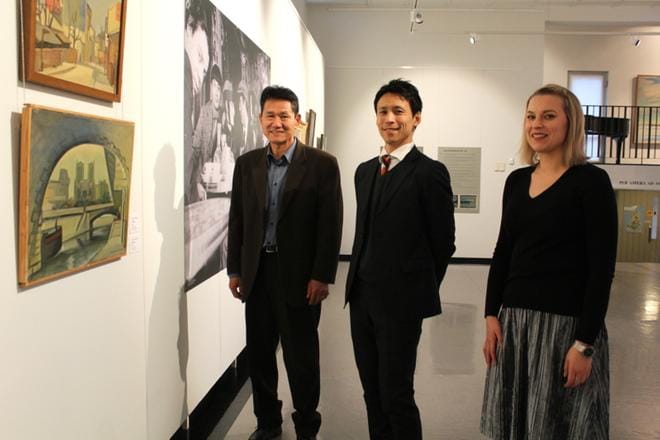 Touko-kesäkuussa Nelimarkka-museon seinät valtaa japanilainen taide. Kuvassa vs. museotoimenjohtaja Elina Alkio, Shuhei Kondo sekä Alajärvellä asuva, japanilaisjuurinen Motoo Amemori. KUVA: SAILA COLLANDER