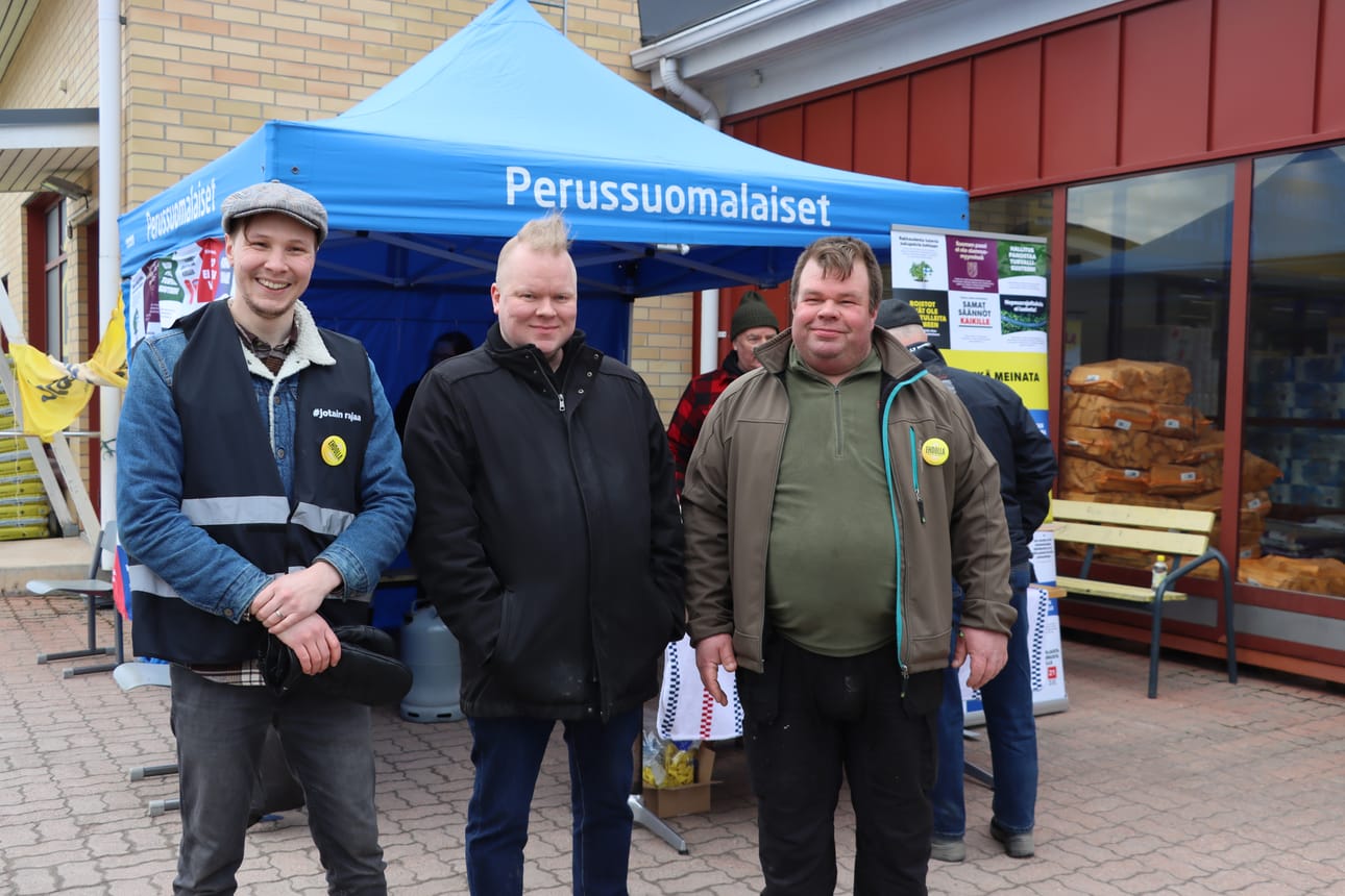 Aleksi Porre, Risto Mattila ja Marko Ketoja kampanjoivat Alahärmässä lauantaina.