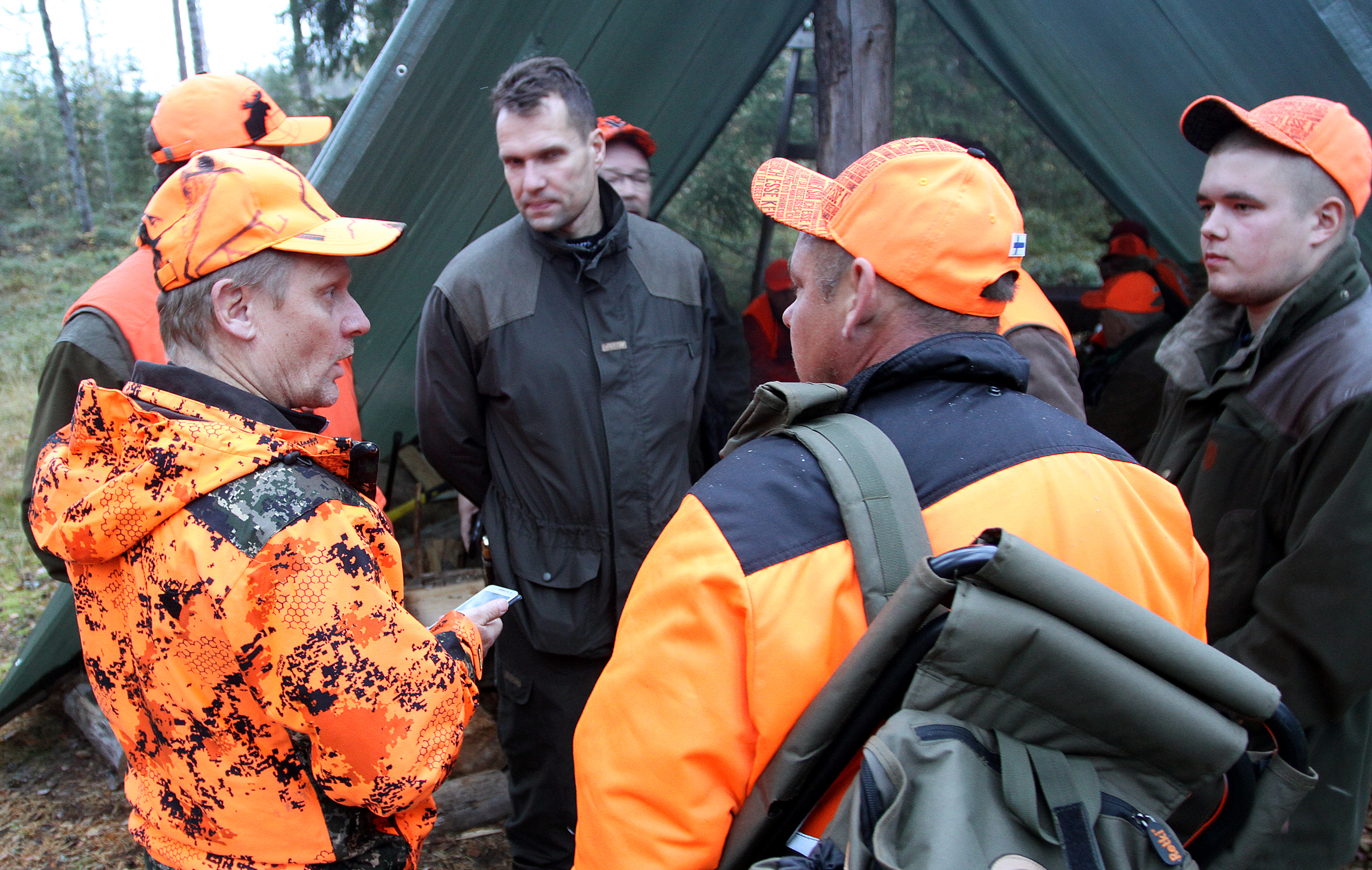 Hirvieläinten metsästyksessä on käytettävä oranssinpunaista tai oranssia päähinettä tai päähineen suojusta ja ylävartalon peittävää vaatetta. Kempeleläiset metsästäjät toivovat, että myös muut metsässäliikkujat noudattaisivat turvallisuussyistä metsässä samaa värikoodia.