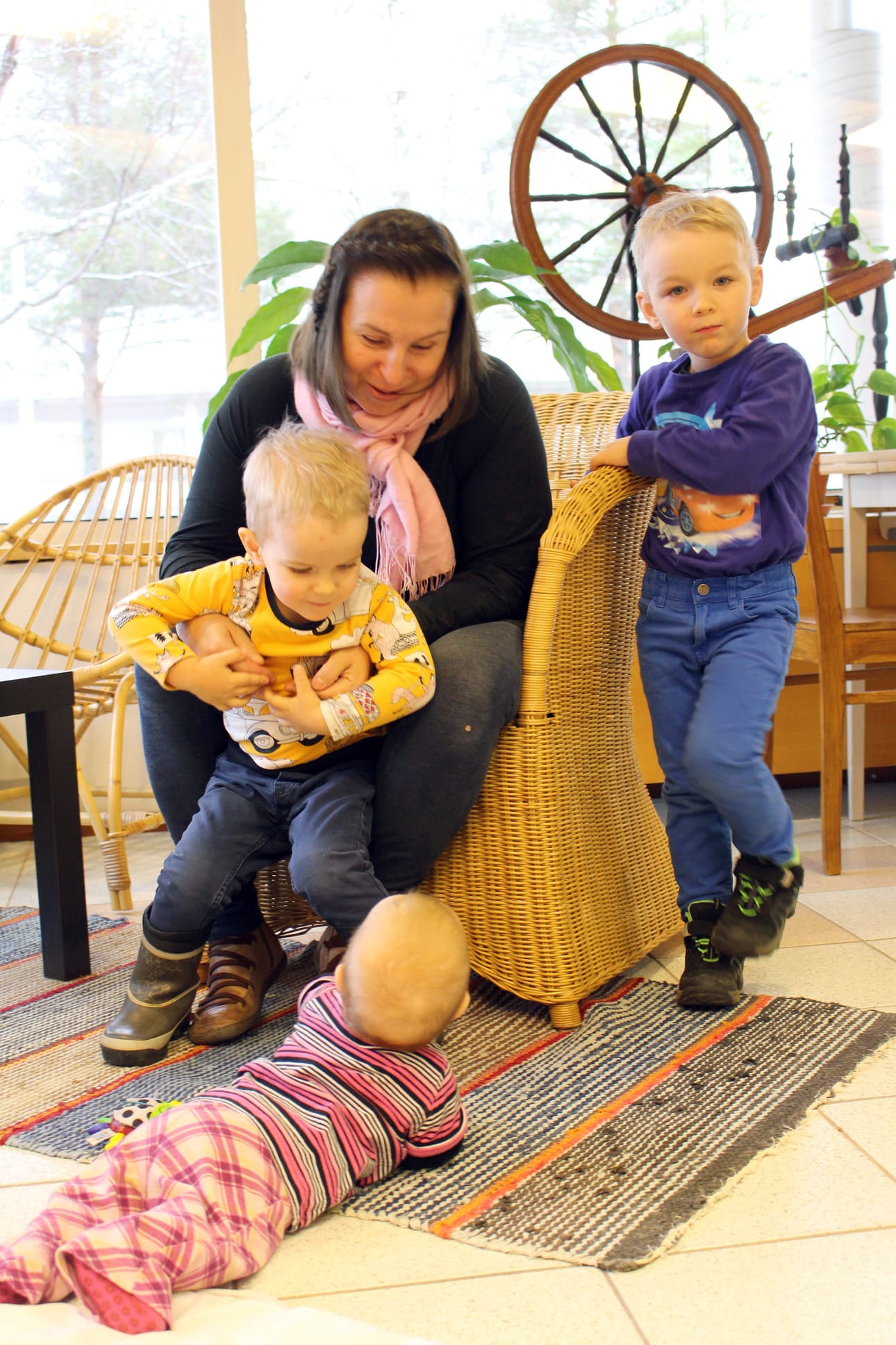 Ronja Ikola tekee tuttavuutta Terhi, Eeli ja Pieti Kaurasen kanssa.
