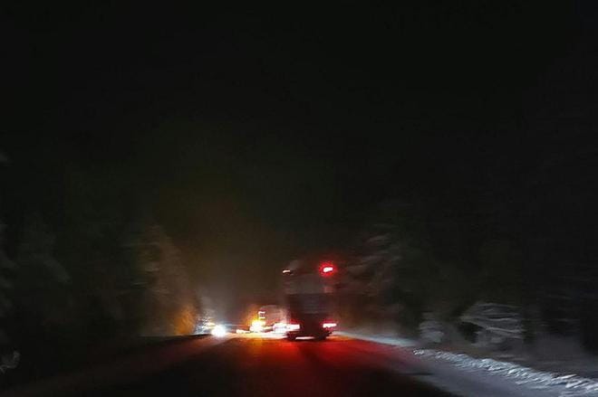 Rekan ja henkilöauton törmäyksen vuoksi valtatie 16 oli pitkään poikki ja liikenne ohjattiin Alajärven keskustan kautta. Vielä myöhään illalla työt jatkuivat kolaripaikalla. LUKIJAKUVA