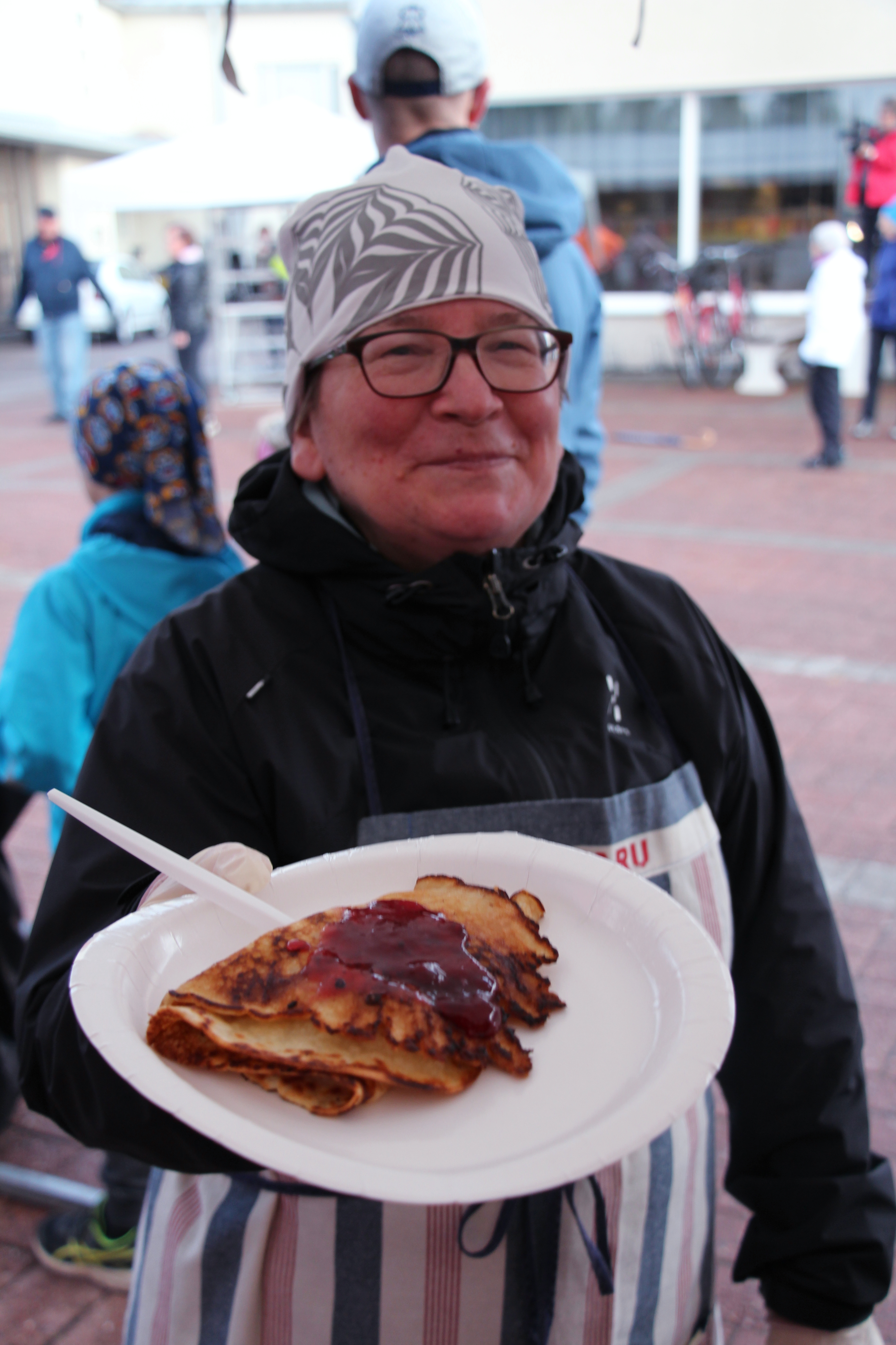 Oulaisten Tarun teltalla paistettiin lättuja. Paula Jääskelä tarjoilee lättyannosta. 