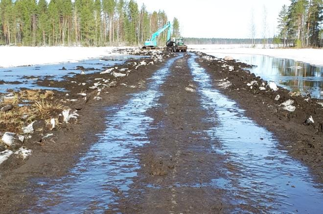 Kuotesjärven ja Putulanjärven välissä sijaitsevaan Välijoen suistoon on kaivettu uusi väylä. Sen avulla vesi saadaan laskettua samalle tasolle Kuotesjärven kanssa. KUVA: JUHANI HUHTAMÄKI