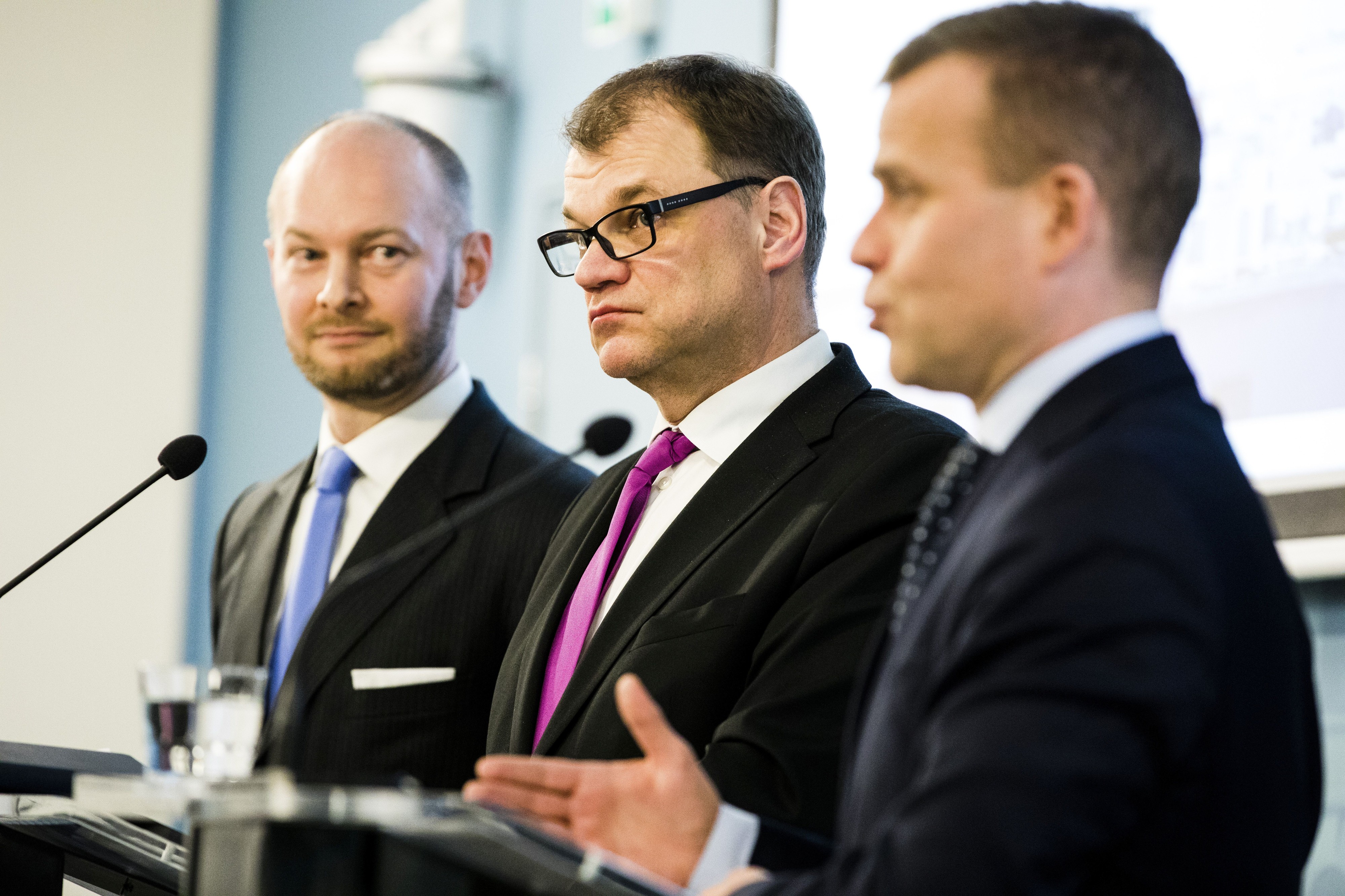 Hallituksen johtotrioon kuuluvat eurooppa- ja kulttuuriministeri Sampo Terho (sin.), pääministeri Juha Sipilä (kesk.) ja valtiovarainministeri Petteri Orpo (kok.).