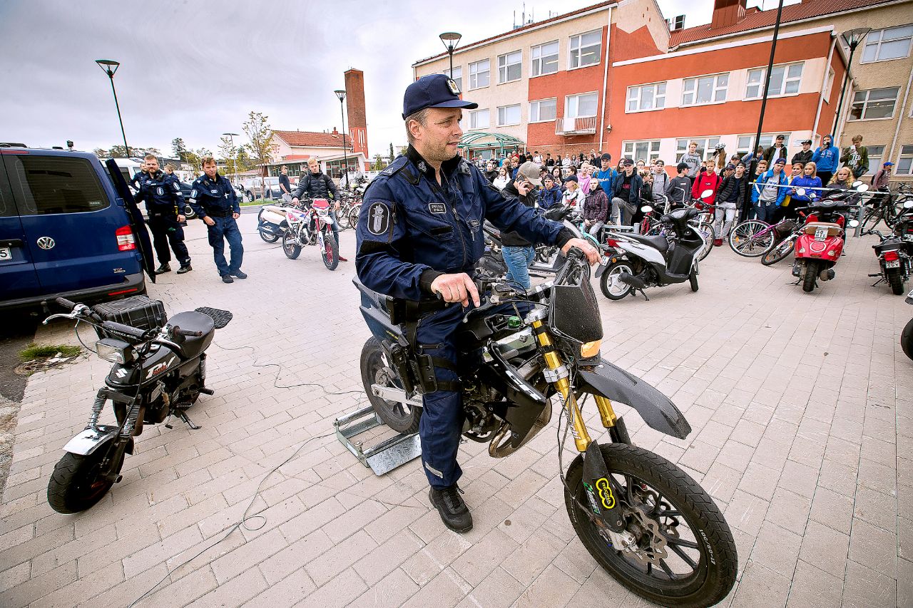 Poliisi ratsasi Raahen mopoja