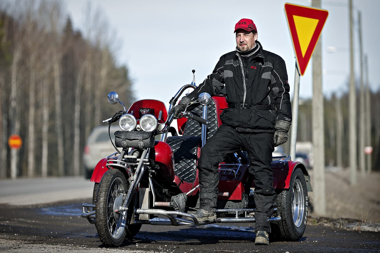 Ari Maunuksela kiersi ajokauden avauksessa ympäri maakuntaa hohtavanpunaisella menopelillään.
