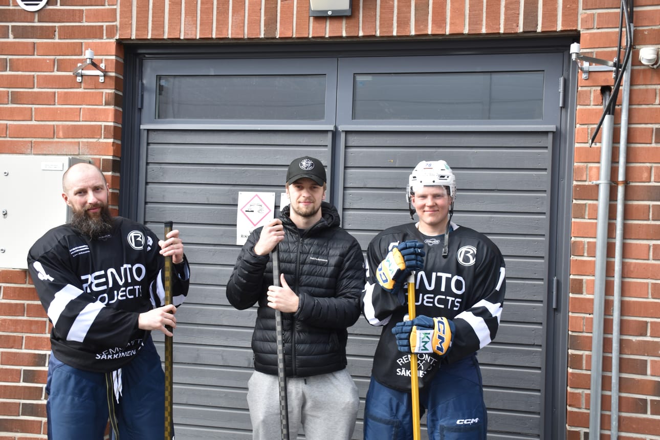 Olli-Mikko Lämsä (vas.), Jere Ohtonen ja Valtteri Haataja pyörittävät kuusamolaista jääkiekkomailojen erikoiskauppaa Rento Hockeyta.