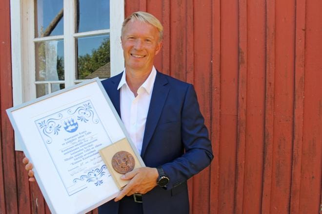Tapio Korjus on saanut Kunnon kuurtanelainen -arvonimen. Tunnustus jaettiin sunnuntaina Kuortanespäivä-kotiseutujuhlassa. KUVA: REIJO HEIKKILÄ