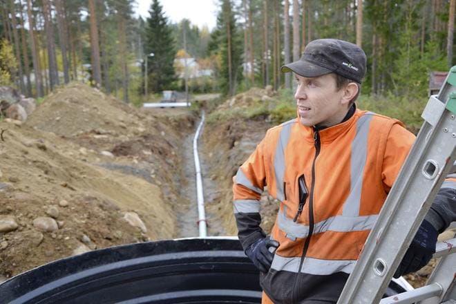 Jurvan ampumahiihtostadionin läheisyyteen asennetaan parhaillaan lumetusjärjestelmää. – Noin kahden kilometrin hiihtolatu järjestelmällä saadaan lumetettua, Timo Antila sanoo. KUVA: JAANA ALA-LAHTI