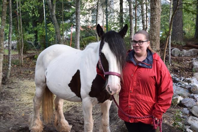 Koko perheen Liiku, leiki ja laula -toimintapäivä pidetään 25.5. Bock’s Cornerilla. Mukana on myös Essi Jäntti ja Finnbyn talli, joka järjestää lapsille poniratsastusta. Kuva: Raija Koivisto