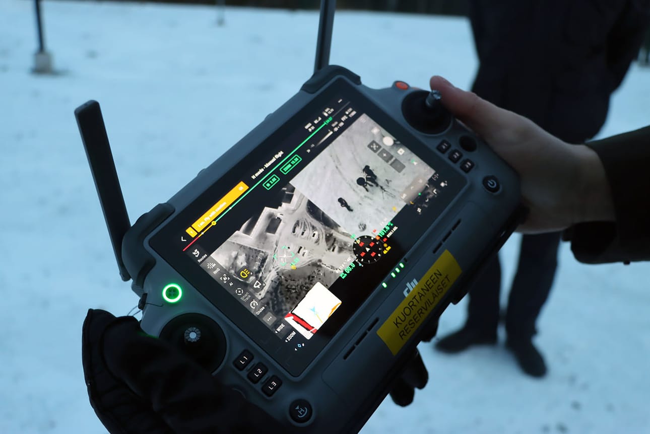 Drone välittää keräämäänsä dataa jatkuvasti kauko-ohjaimeen. Tekoälyominaisuuksien avulla se osaa esimerkiksi suorittaa kamerakuvista automaattista henkilö- ja ajoneuvolaskentaa.