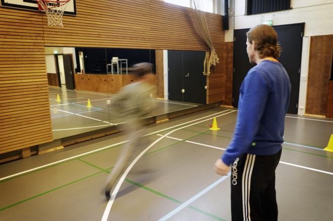 Piip-viivajuoksutestissä juostaan 20 metrin matkaa viivalta toiselle niin pitkään kuin jaksetaan kiihtyvällä vauhdilla. Kuva on Kaukovainion koulusta Oulusta. KUVA: Jukka Leinonen