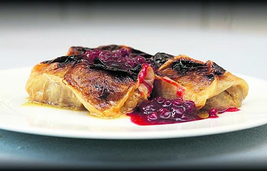 Perinteisten kaalikääryleiden salaisuus on kermassa ja siirapissa. Annokset kruunataan uuden sadon puolukkahillolla.