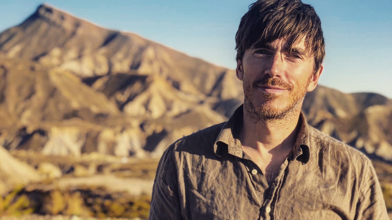 Simon Reeve tutustuu Välimereen ja sen ympäristöön hivenen vieraammista näkökulmista.