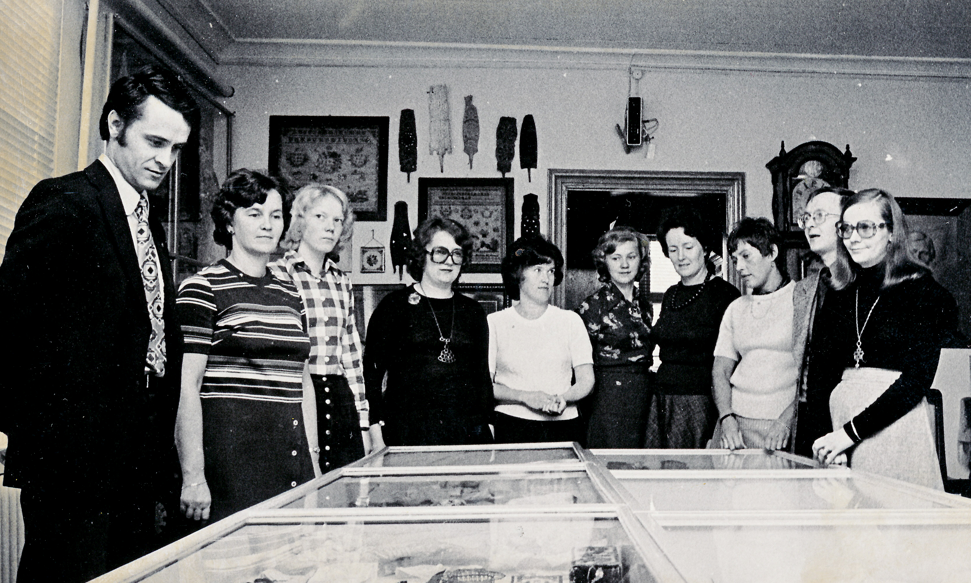 Ryhmäkuvassa Kansallis-Osake-Pankin Raahen konttorin henkilökuntaa museossa. Vasemmalla pankinjohtaja Eero Tuomaala, hänen vieressään pankkivirkailija Anneli Keski-Korsu.