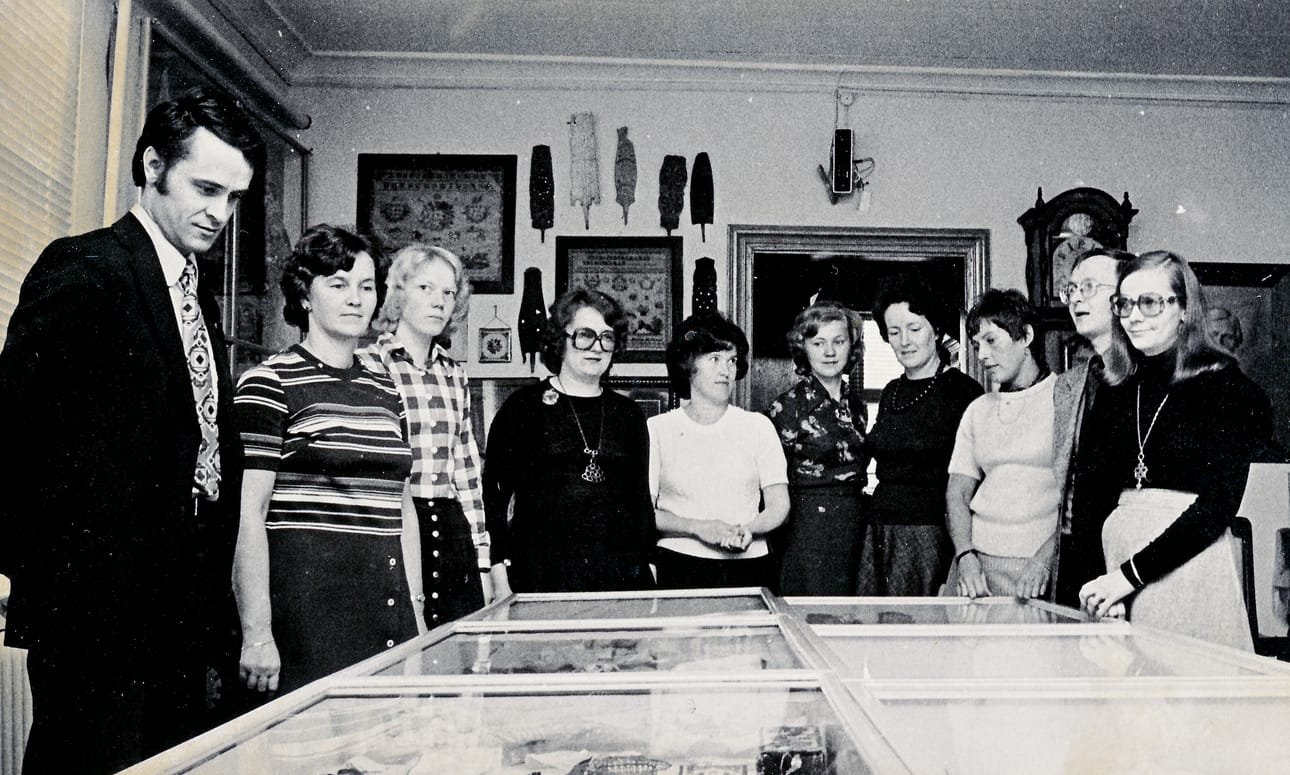 Ryhmäkuvassa Kansallis-Osake-Pankin Raahen konttorin henkilökuntaa museossa. Vasemmalla pankinjohtaja Eero Tuomaala, hänen vieressään pankkivirkailija Anneli Keski-Korsu.