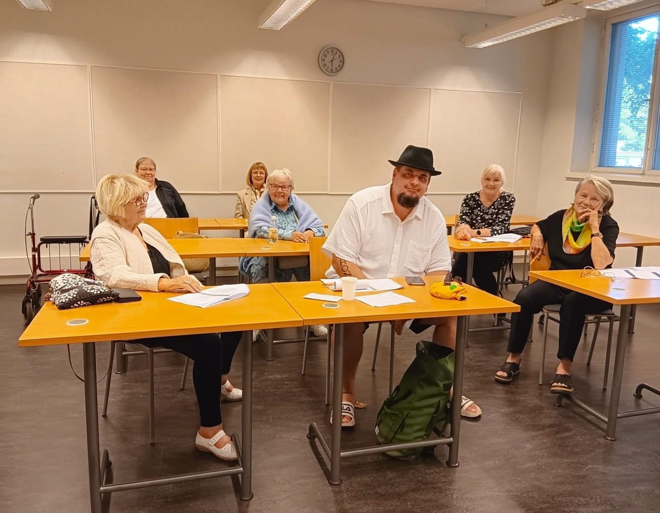 Vaasan pääkirjaston syksyn ensimmäiseen runopiiriin kokoontui seitsemän runoharrastajaa jutun toimittaja mukaan luettuna. Kuvassa oikealta edestä Liisa Härkönen, vetäjä Mikko Nevantakanen, Alli Ropponen-Lindroos, Heli Pohjanhovi, Minna Veneskoski, Eeva Kontiokari ja Vaula Eskeli. Kokoontumisessa luettiin yhdysvaltaisen Robert Frostin (1874–1964) runoja.
