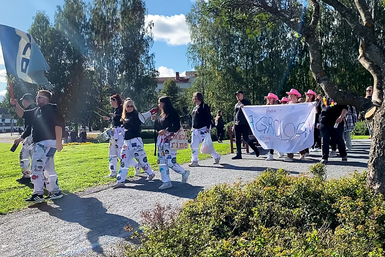 Uudet opiskelijat ja tutorit saapuivat puistoon ala kerrallaan.