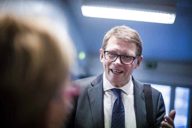 Matti Vanhanen (kesk.) sai huimauskohtauksen kesken nimipäivänsä kunniaksi järjestetyn vaalitilaisuuden. Kuva on viime kevään Rovaniemen-matkalta. KUVA: Jussi Leinonen