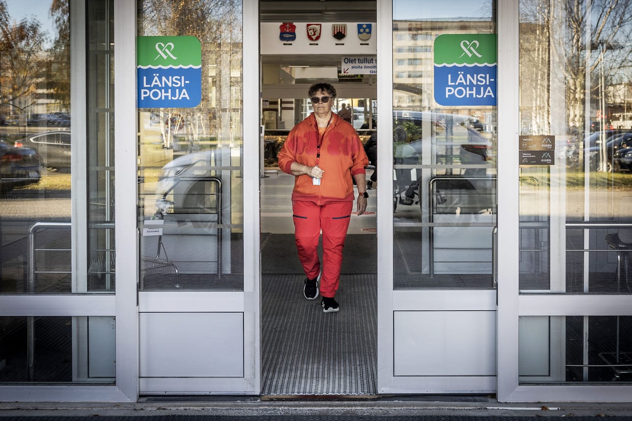 Länsi-Pohjan sairaalan tulevaisuus huolettaa kirjoittajaa. Kuvassa on Länskän pääluottamusmies Sari Auvinen.