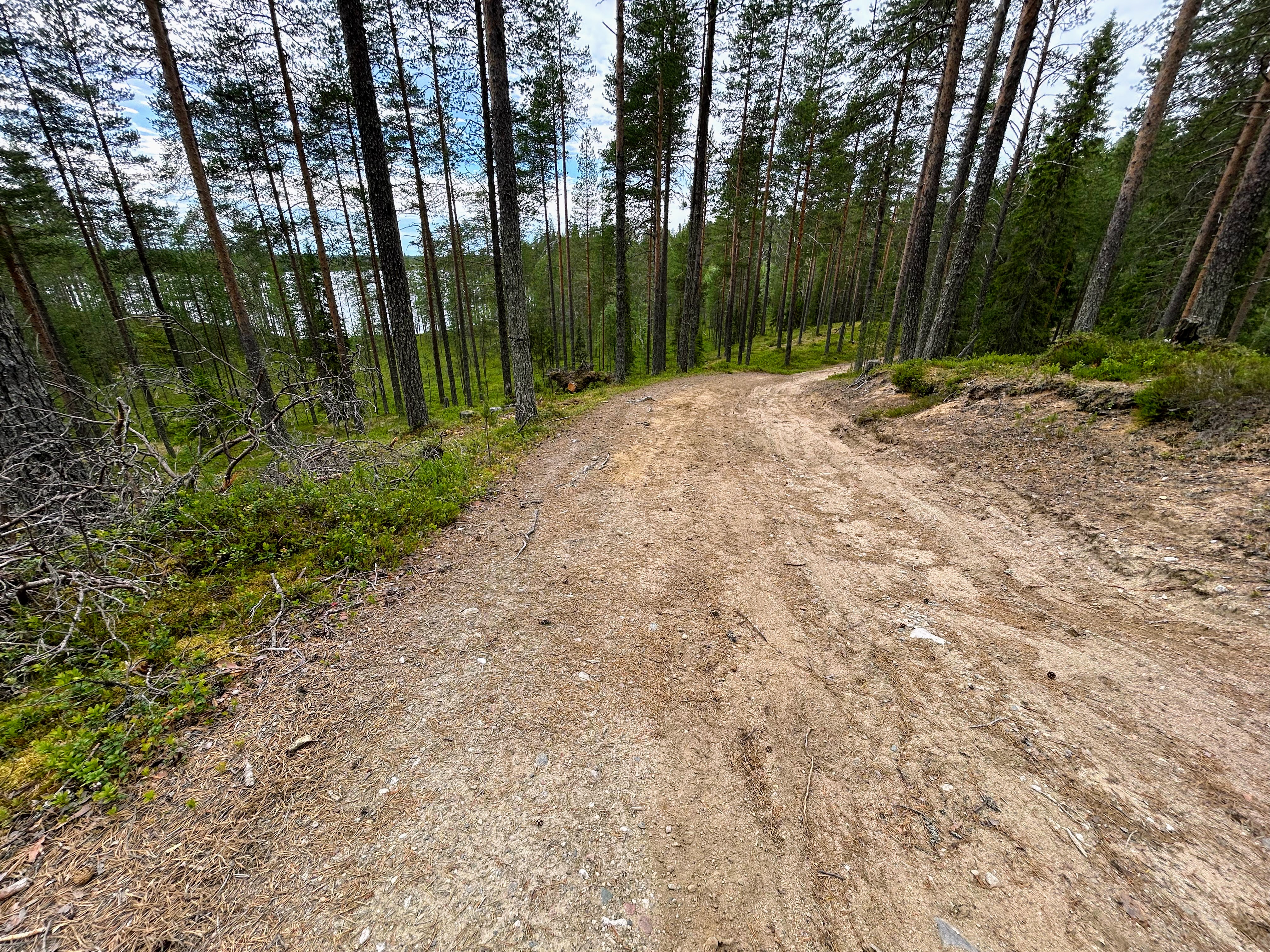 Soiperoisen parkkipaikalle ei kannata ajaa tätä jyrkkää ja vaarallista mökkitietä pitkin. Sinne pääsee myös toista kautta.
