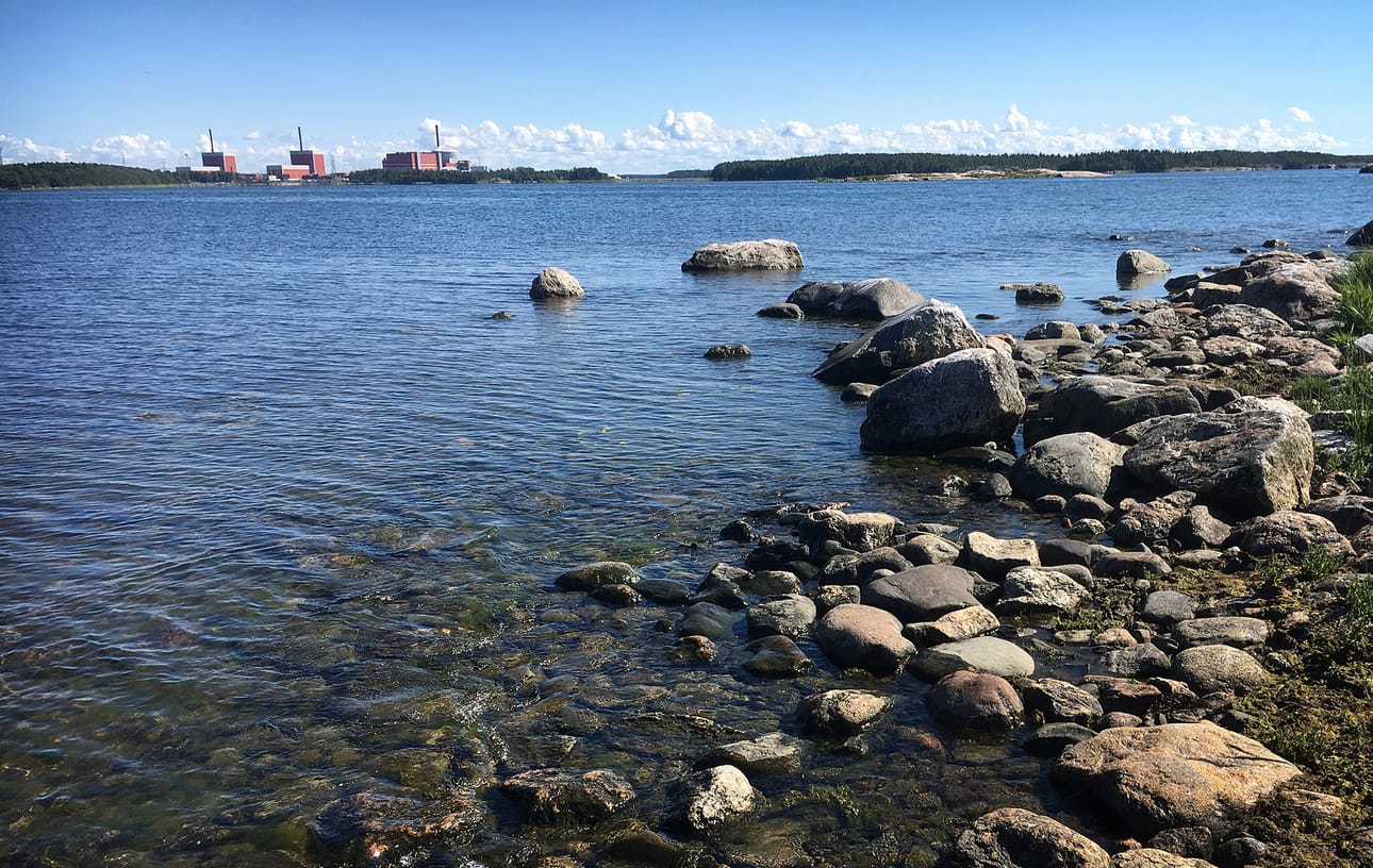 Olkiluodon lähivesiin purettava lämpökuorma kaksinkertaistuu, kun kolmosyksikkö (oik.) käynnistyy. Lämpimästä merivedestä ei silti odoteta ongelmia, vaikka mahdottomana niitä ei yhtiössä pidetäkään.