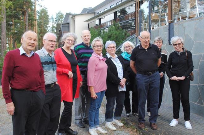 Liikuntaneuvos Immo Kuutsa (vas.) oli mukana 56 vuotta sitten voimistelunopettajiksi valmistuneiden kokoontumisessa Kuortaneella. KUVA: EEVA-LIISA KULJU