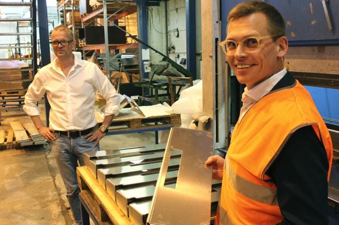 Puoluesihteeri Antton Rönnholmille selvisi tehdasvierailulla muun muassa, millainen on veneen vesihiihtokaaren tuki; kaareen kiinnitetään köysi. Vierailua Ähtärissä isännöi tiistaina Inhan tehtaanjohtaja Harri Hinttala. KUVA: REIJO HEIKKILÄ