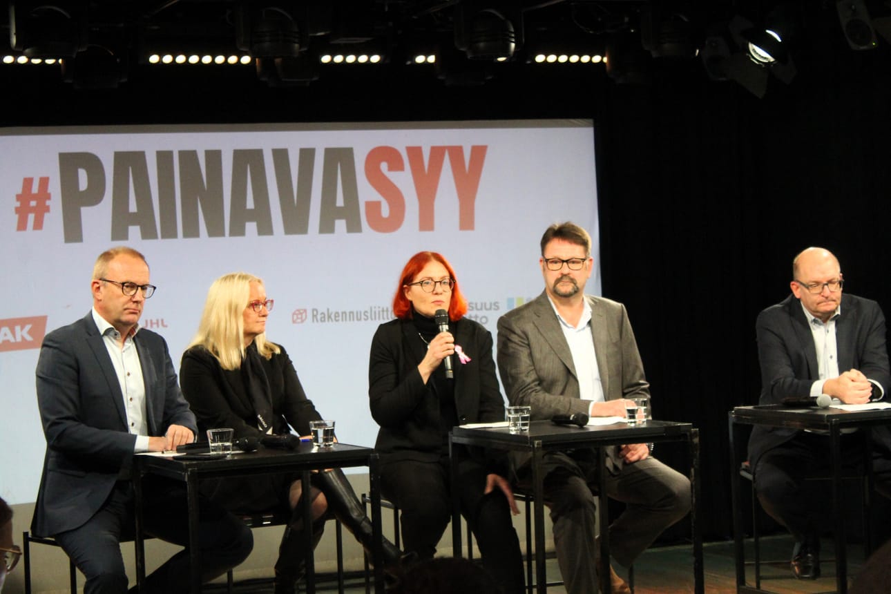 SAK:n puheenjohtaja Jarkko Eloranta (vas), JHL:n puheenjohtaja Päivi Niemi-Laine, Pamin puheenjohtaja Annika Rönni-Sällinen, Rakennusliiton puheenjohtaja Kimmo Palonen ja Teollisuusliiton puheenjohtaja Riku Aalto kertoivat aloittavansa poliittiset lakot ensi viikon tiistaina.
