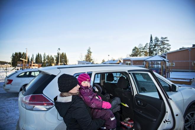 Jenni Rauhaniemi tekee nelipäiväistä työviikkoa, jotta Lyyli saa olla yhden päivän kotona. Rahallisesti vaikutus ei ole iso. –Tilanne on aika lailla plus miinus nolla. Kuvittelin, että muuttuvien maksujen myötä päivähoitomaksu laskisi enemmänkin, mutta ei sillä kovin isoa vaikutusta ole, Rauhaniemi sanoo. KUVA: Lassi Puhtimäki