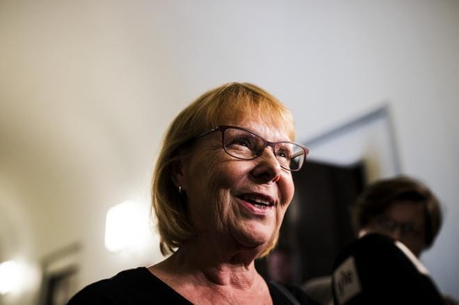 –Kovasti tänään töitä tehtiin ja huomenna aamulla jatketaan. Aikatauluarviota ei ole. Työilmapiiri on asiallinen ja keskusteleva, perustuslakivaliokunnan puheenjohtaja Annika Lapintie kommentoi medialle valiokunnan kokouksen jälkeen.