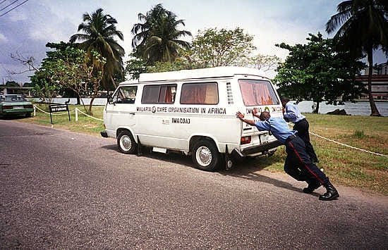 Yleensä Afrikkaan menevät autot ovat paljon roisimman näköisiä kuin tämä, hyvinkin ruosteisia ja kilvettömiä. Moni auto ei täällä menisi edes katsastuksesta läpi, kertoo autokauppias Voitto Impiö.
