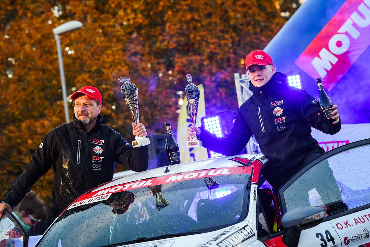 Jere Pensas (oik.) ja kartanlukija Jouni Saarijärvi juhlivat rallin SM5-luokan mestaruutta.