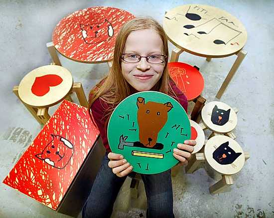 Saga Sutelan suosikki omista töistään on vihreätaustainen "Minni, puusepän apuri."  "Meillä oli irlanninterrieri nimeltä Minni", Sutela kertoo työn innoittajasta.