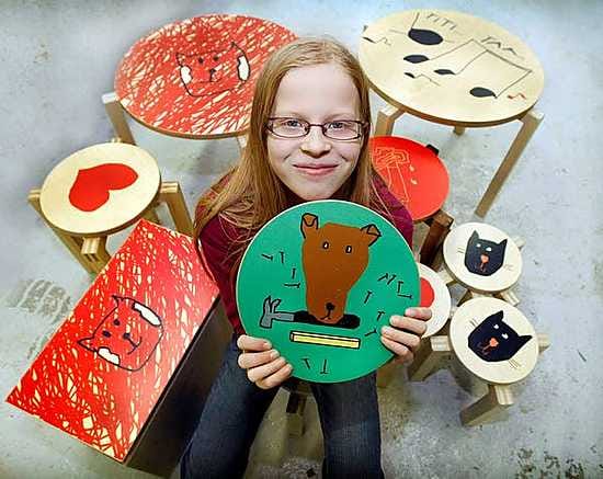 Saga Sutelan suosikki omista töistään on vihreätaustainen "Minni, puusepän apuri." "Meillä oli irlanninterrieri nimeltä Minni", Sutela kertoo työn innoittajasta.