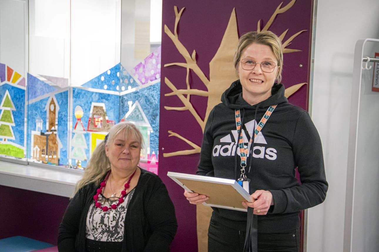 Suvi Laurila palkittiin Limingan vuoden vammaisystävällisenä toimijana. Palkintoa olivat luovuttamassa vammaisneuvoston jäsenet Salme Junnila ja kuvasta puuttuva Maarit Satomaa.