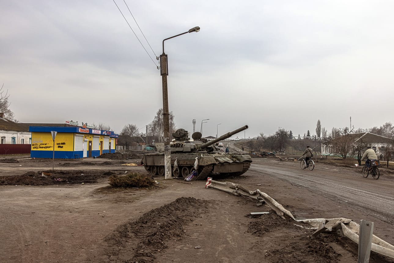 Hajonnut venäläinen tankki seisoi tienreunassa Ukrainan armeijan uudelleen haltuun ottamassa Trostianetsin kaupungissa Sumyn alueella Koillis-Ukrainassa. Paikallisten mukaan venäläissotilaat eivät antaneet ihmisille lupaa haudata sodassa kuolleita ihmisiä, tappoivat siviilejä, pakottivat monia lähtemään kodeistaan ja ryöstelivät kaupungissa muun muassa autoja sekä elektroniikkaa.