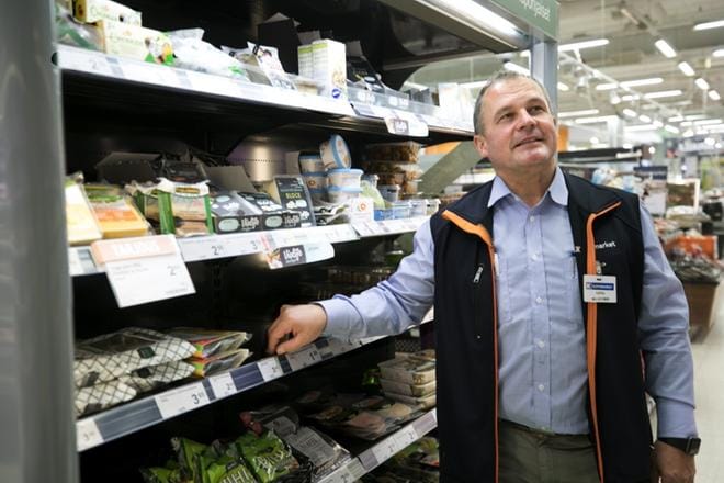 K-Supermarket Seinäjoen kauppias Mika Lähteenmäki kertoo, että vegetuotteet myyvät hyvin. Myös hänen mukaansa kuluttajat ostavat valmisruokaa aiempaa enemmän. KUVA: JANINA SAARELA