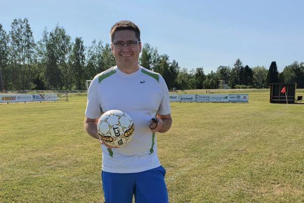 Kesälomalla Mikko Ollikaisen lempipuuhaa on viettää aikaa lasten kanssa jalkapallokentän laidalla. Kuva: Mikko Ollikainen kotialbumi