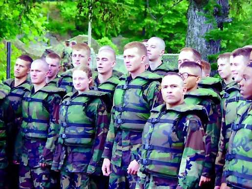 Kova koulu. Yhdysvaltain armeijassa naissotilaat joutuvat usein ahdistelun kohteeksi. Kuva West Pointin sotilasakatemiasta.
