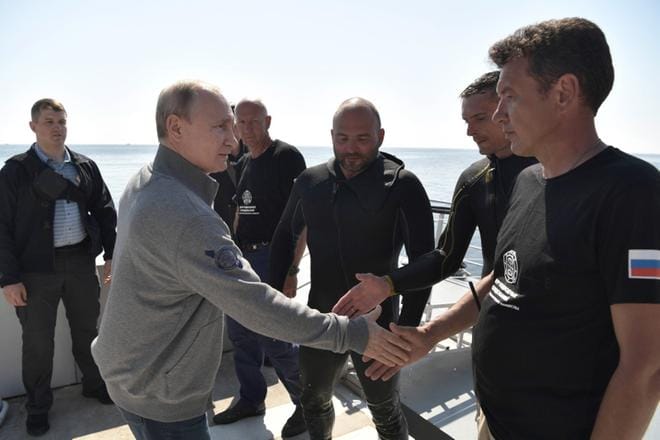 Venäjän presidentti Vladimir Putin kävi lauantaina Suomenlahden pohjassa pie­nois­su­kel­lus­ve­neellä. KUVA: EPA