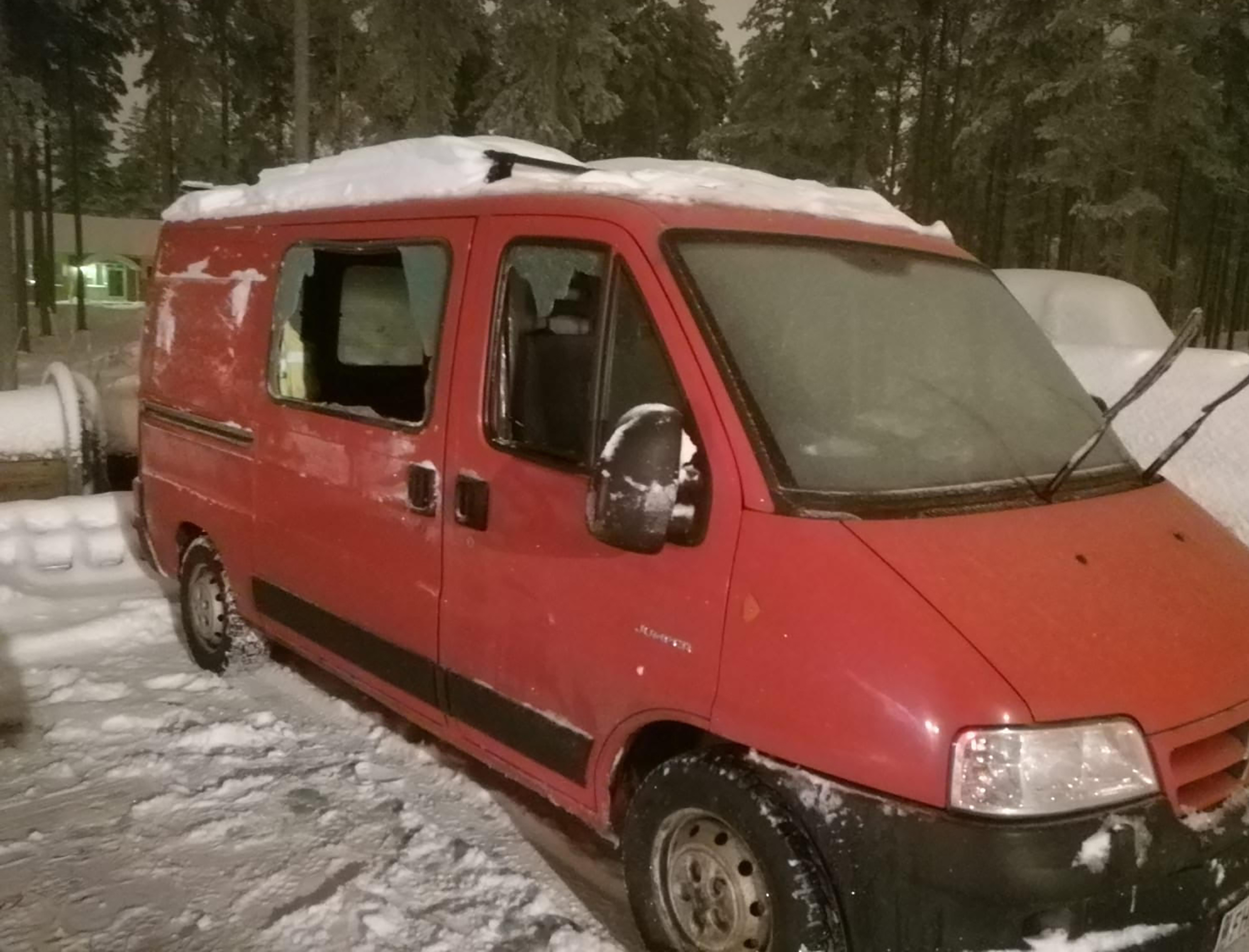 Autoihin oli menty sisälle rikkomalla lasit.